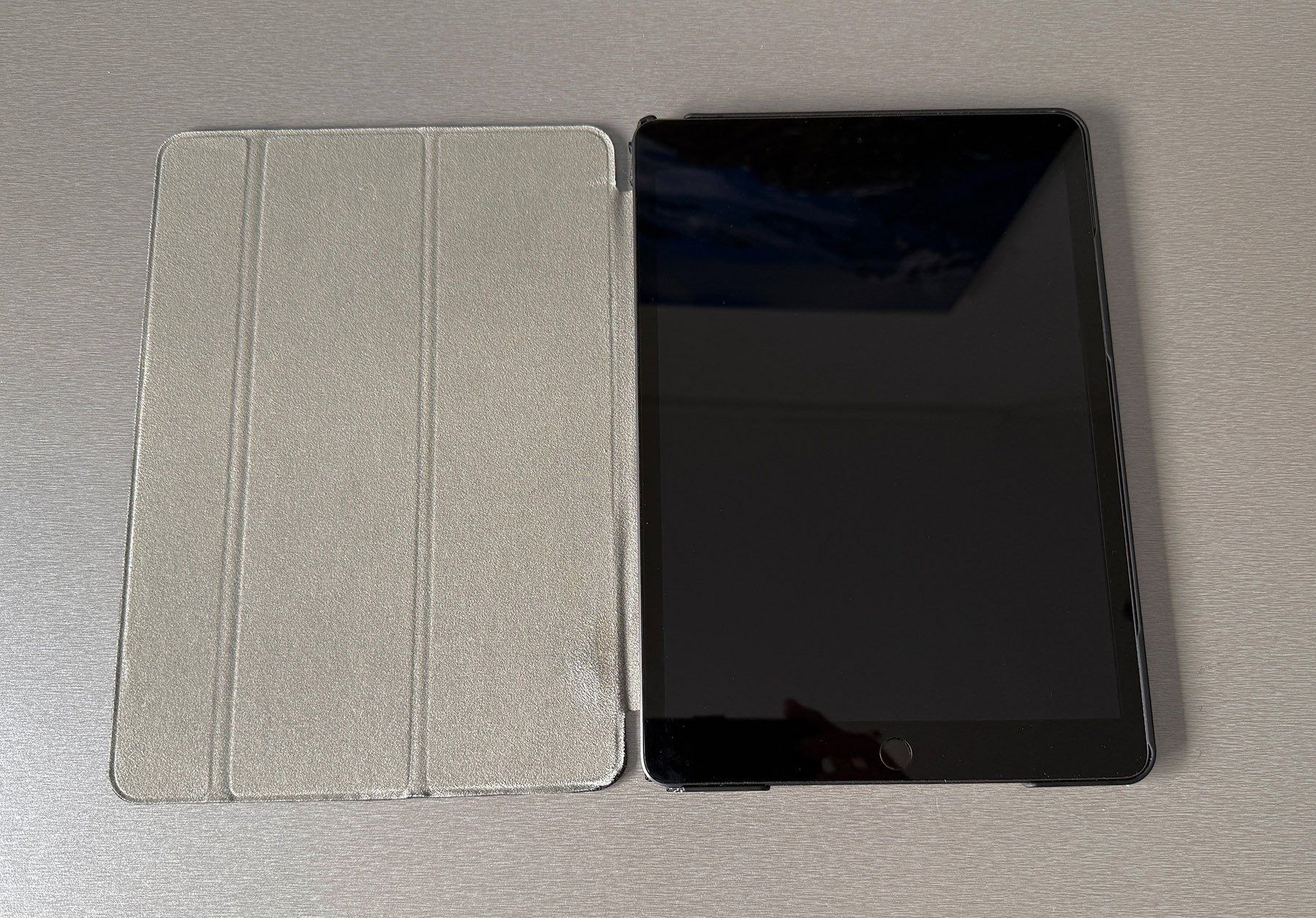 Apple Tablet PC: IPad 9. Generation, 64 GB, wenig gebraucht – Gebraucht aus Safenwil von Bossard-Twins