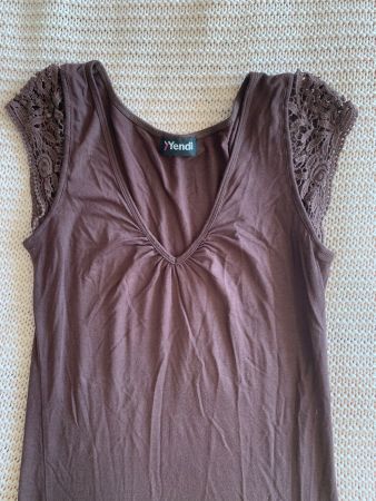 Top marron avec dentelles