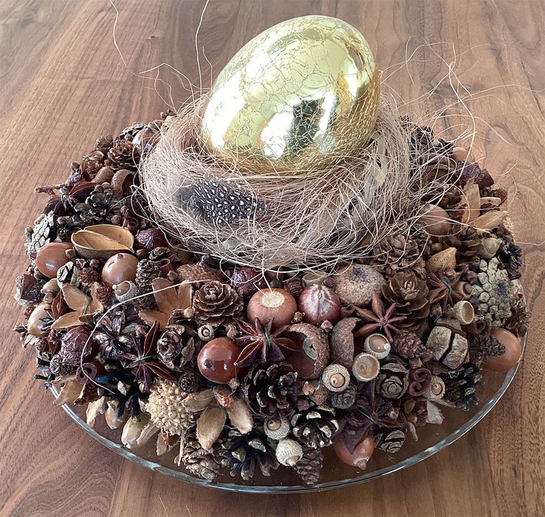 Attraktiver Osterkranz mit Goldei | Kaufen auf Ricardo