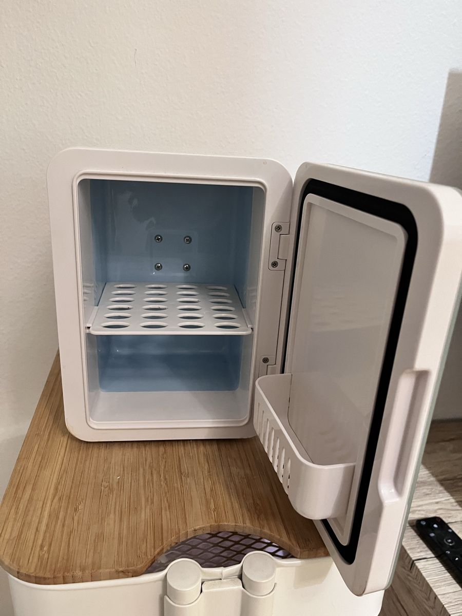 Lettini & sedie per cosmetici: The Cosmetics Fridge – Nuovo (secondo la descrizione) da Dietikon venduto da Mono7.3. 1
