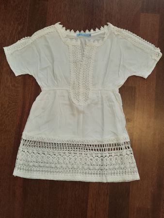 Weisses kurzes Strandkleid