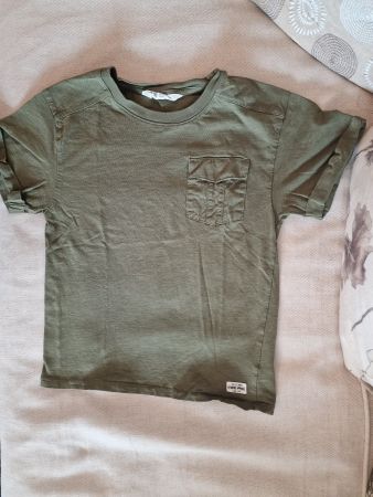 olivefarbenes T-Shirt in Gr. 122/128