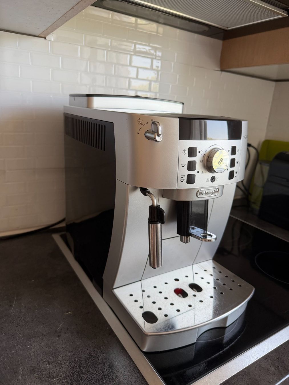 Kaffeemaschinen & Espressomaschinen: DeLonghi Magnifica S Kaffeevollautomat – Gebraucht aus Oberrieden von 4dam