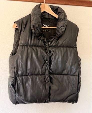 Zara Puffer Weste schwarz Kunstleder 
