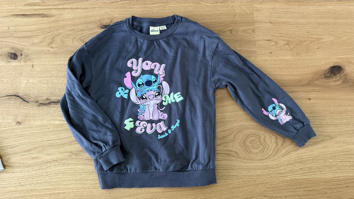 H&M Pullover & Sweatshirts: 2 Mädchen Pullover, Gr. 134, Stitch / Herzchen – Gebraucht aus Hochfelden von Lartuna 1