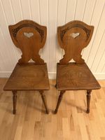 2 antike Bauernstühle aus Holz mit Herzmotiv