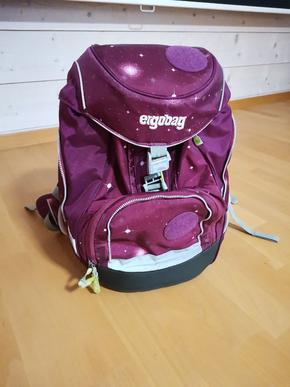 Ergobag Borse & Zaini: Ergobag Schulrucksack Galaxie mit 7 Kletties gratis – Usato da Trogen venduto da SelinaZ86