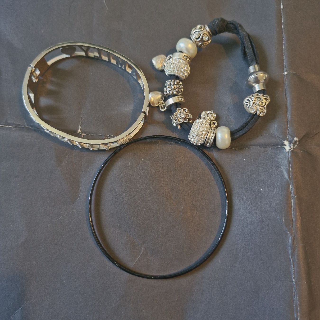 Altri gioielli: 3 bracelets noires et argentés  – Usato da Neuchâtel venduto da yas_zdb7