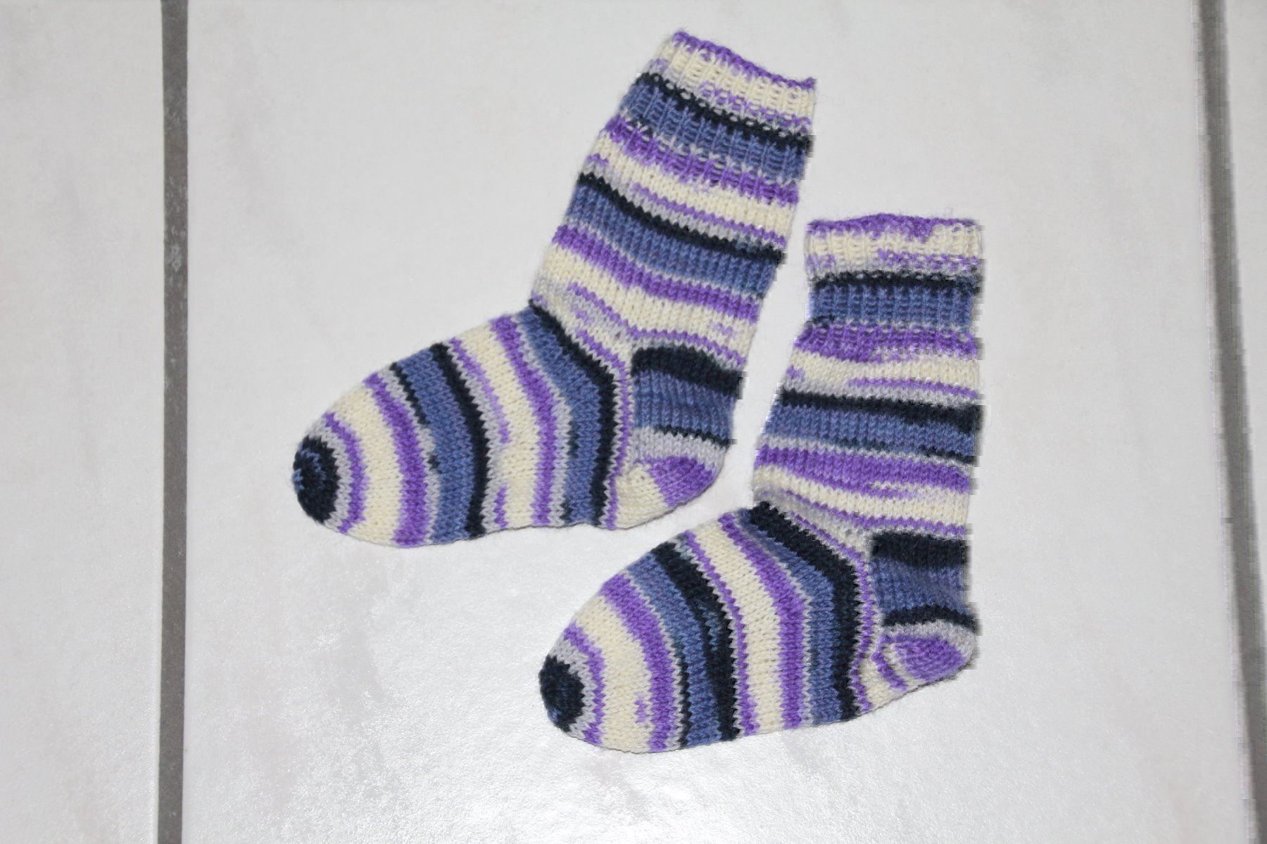 Calze per bambini: Handgestrickte Kindersocken Grösse 22/23 – Nuovo e nell'imballaggio originale da Wallenwil venduto da Sahron