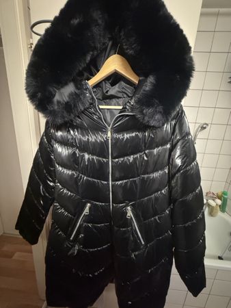 Damen Daunenjacke Schwarz mit Kunstfell Kapuze Grösse XXL