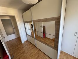 Schrank mit Spiegelschiebetüren