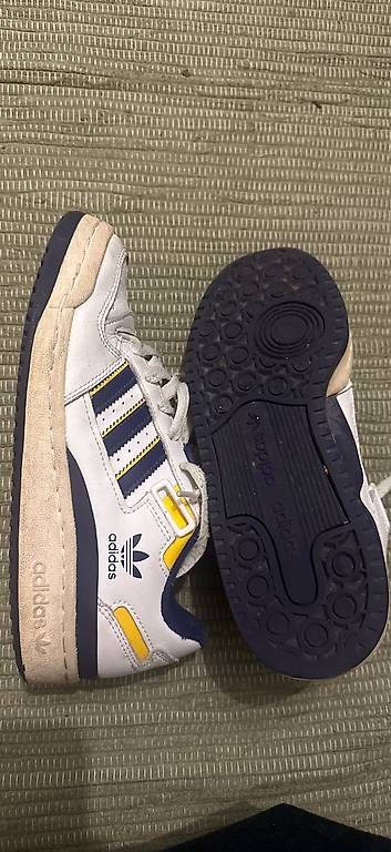 Herrenschuhe: Baskets Adidas jaune & violet  Taille 36,5 – Gebraucht aus Lausanne von mar_7x9x