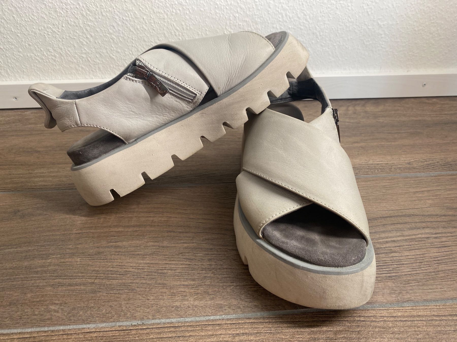 Lofina Damenschuhe: Lofina Sandalen grau Gr. 37 – Gebraucht aus Arlesheim von san_w9vr 1