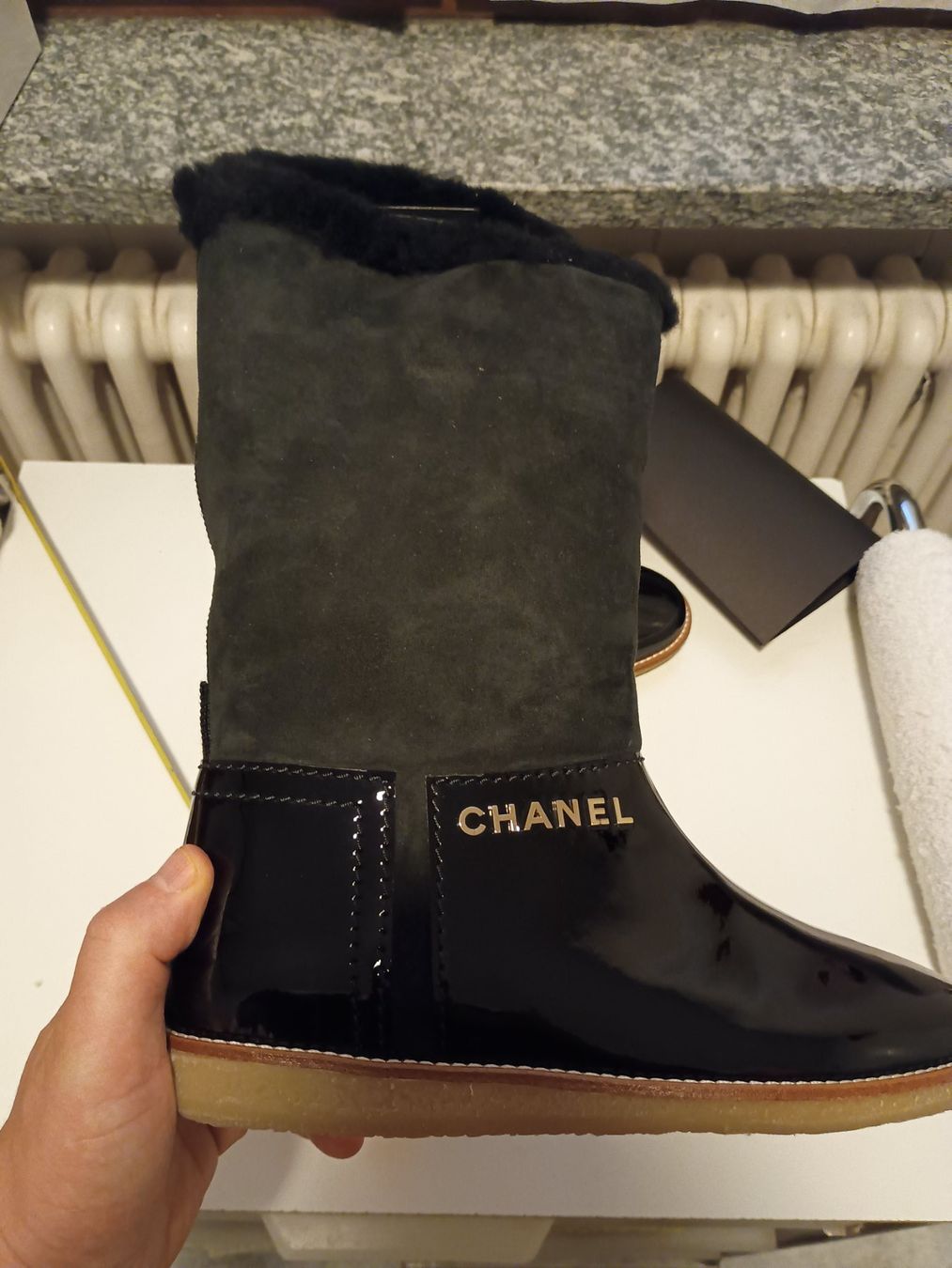 Chanel Scarpe da donna: Stivale Chanel modello doposci con pelo – Nuovo (secondo la descrizione) da Chiasso venduto da marco704763 8