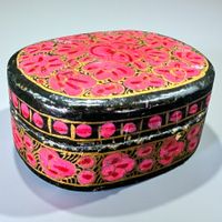 Boîte à bijoux indienne en papier mâché du Cachemire