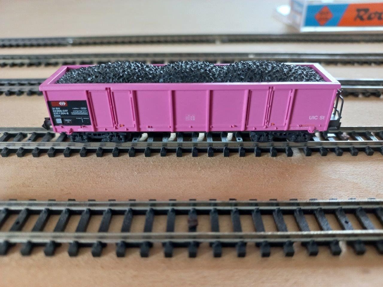 Roco Modelleisenbahnen: Roco Spur N Güterwagen   Eaos pink   intern 1 – Gebraucht aus Pfäffikon / ZH von Pefkadett 6