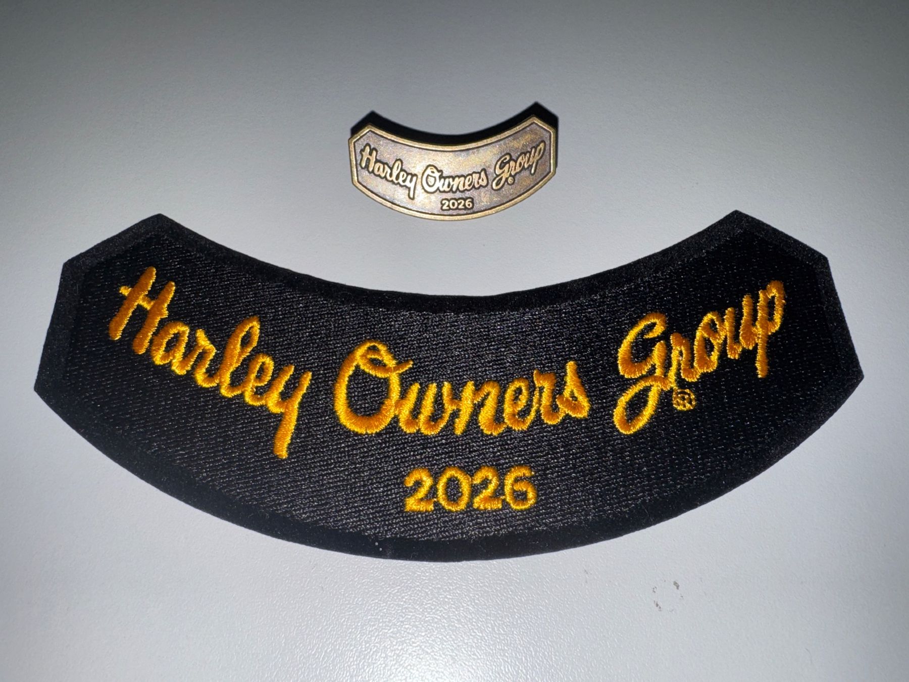 Harley-Davidson Placchette & Badge: HARLEY DAVIDSON Pin & Patch HOG Set 2026 - NEU & OVP – Nuovo e nell'imballaggio originale da Gurmels venduto da topsommer