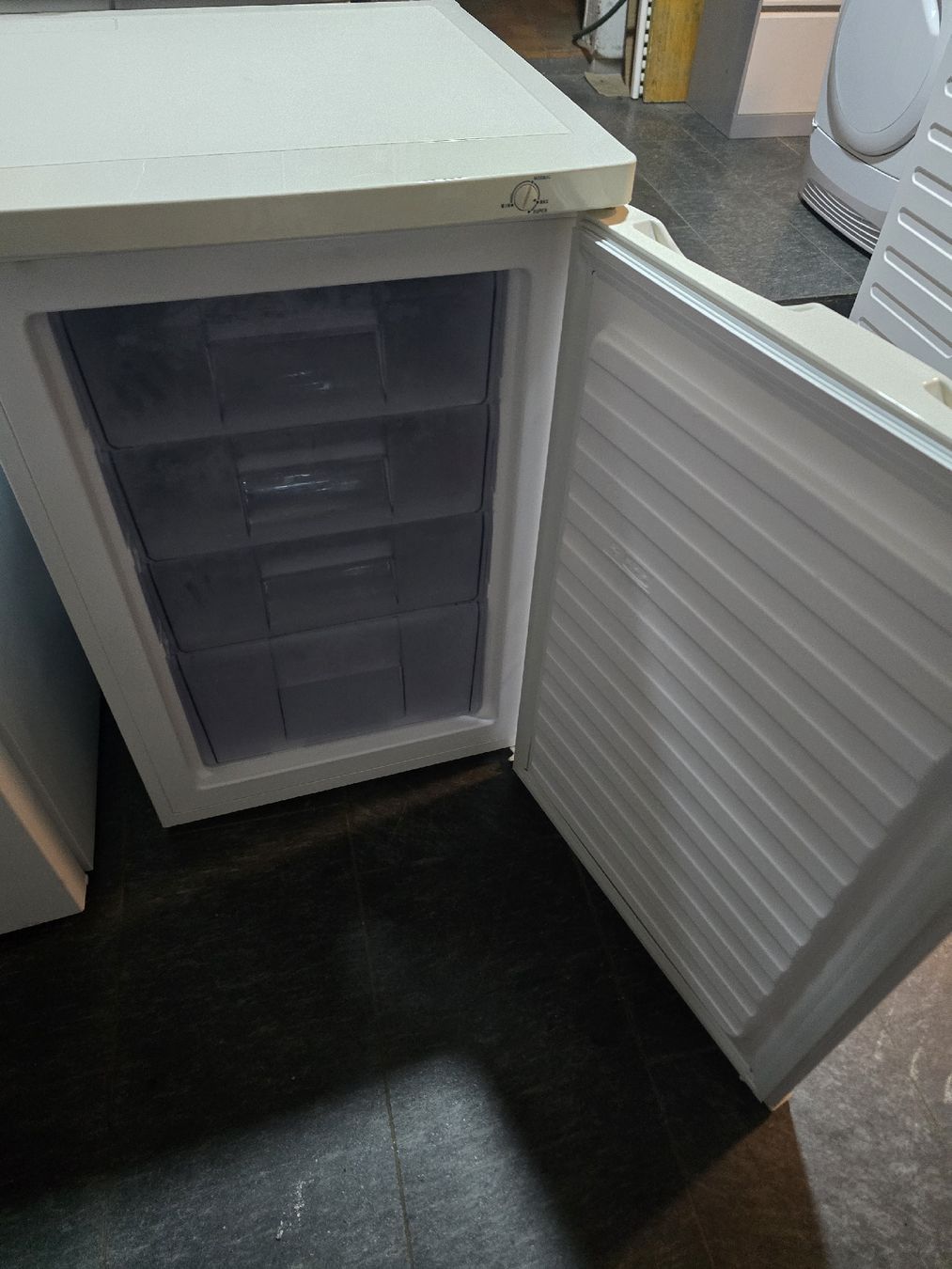 Whirlpool Gefrierschrank: Gefrierschrank Whirlpool mit 4 schubladen  – Gebraucht aus Oberburg von B-2 1