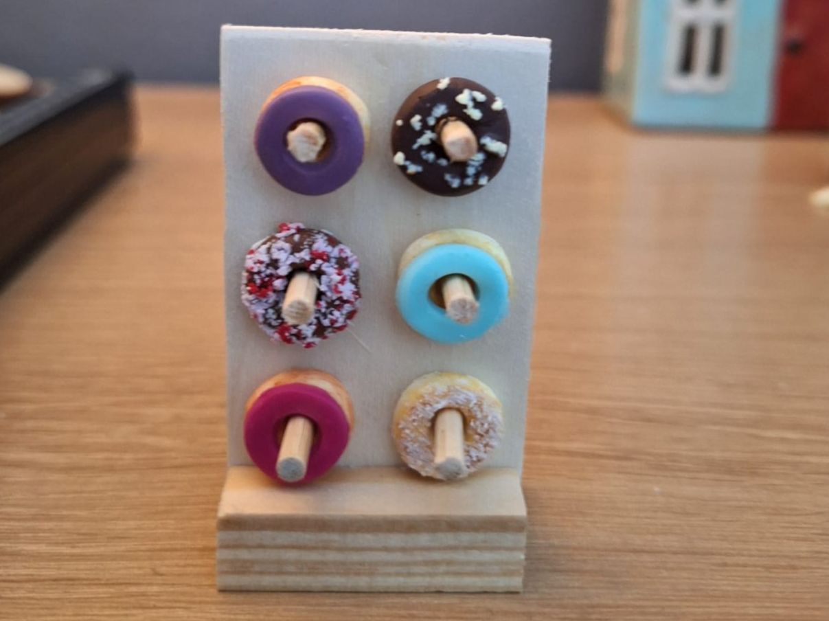Case e mobili per bambole: Donuts Ständer, Alles Handmade Ständer und Donuts – Nuovo (secondo la descrizione) da Zürich venduto da HandmadeTinyFood 7