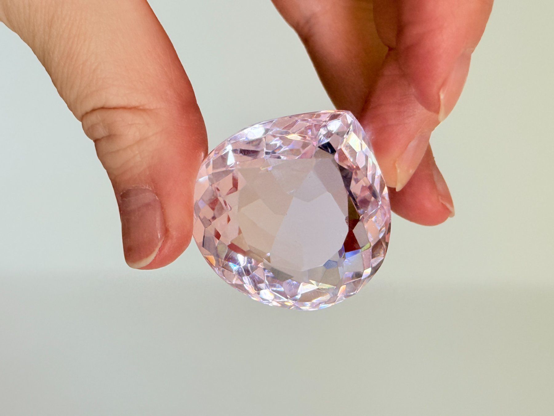 Minerali & Pietre curative: 150.00 Ct Pear Cut Certified – Nuovo e nell'imballaggio originale da Genève venduto da AWWA 8