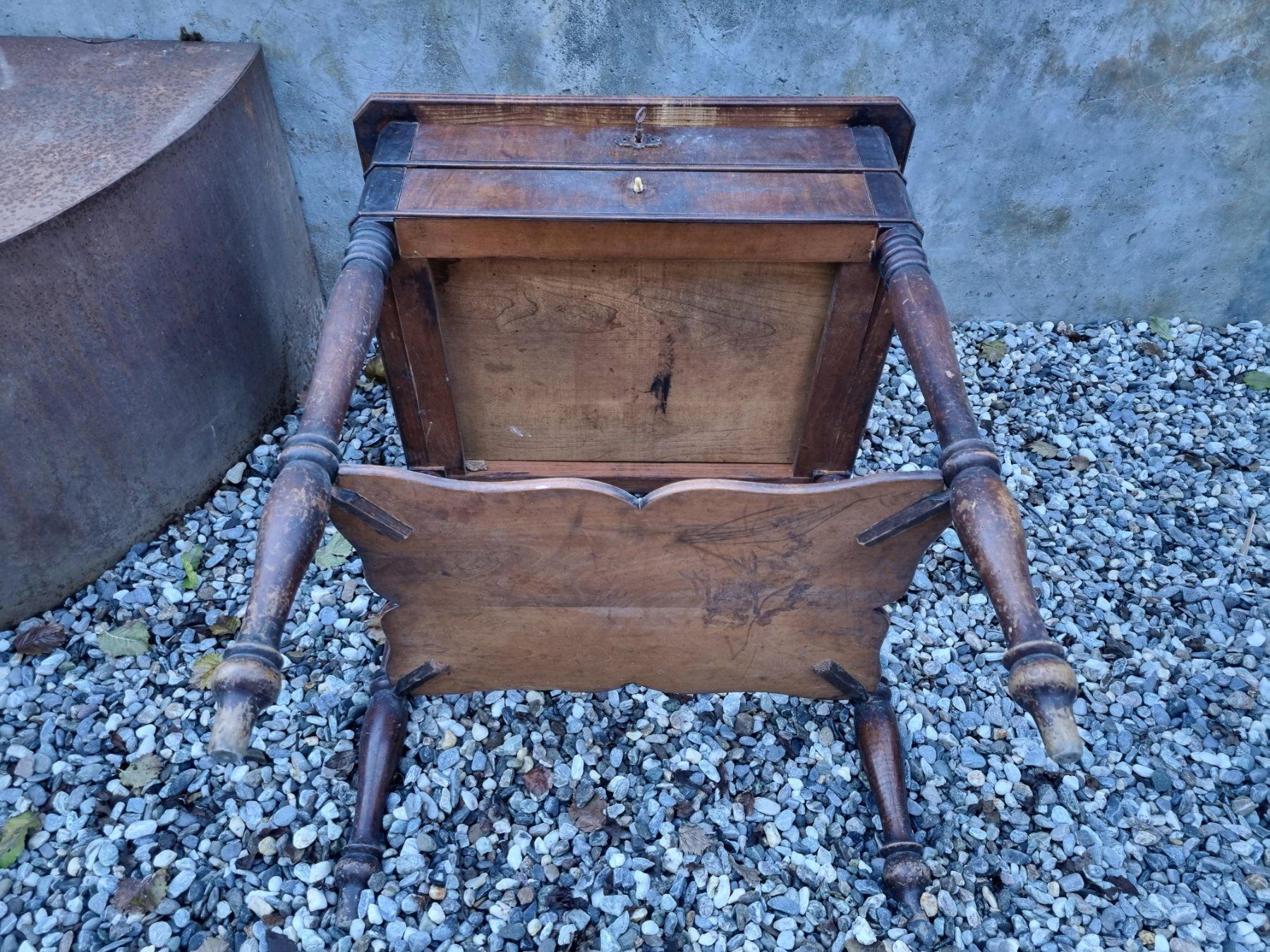 Tavoli: Antikes Tischlein / Nähtisch mit 2 Schubladen, Vintage – Usato da Fürstenaubruck venduto da PizBeverin2018 8