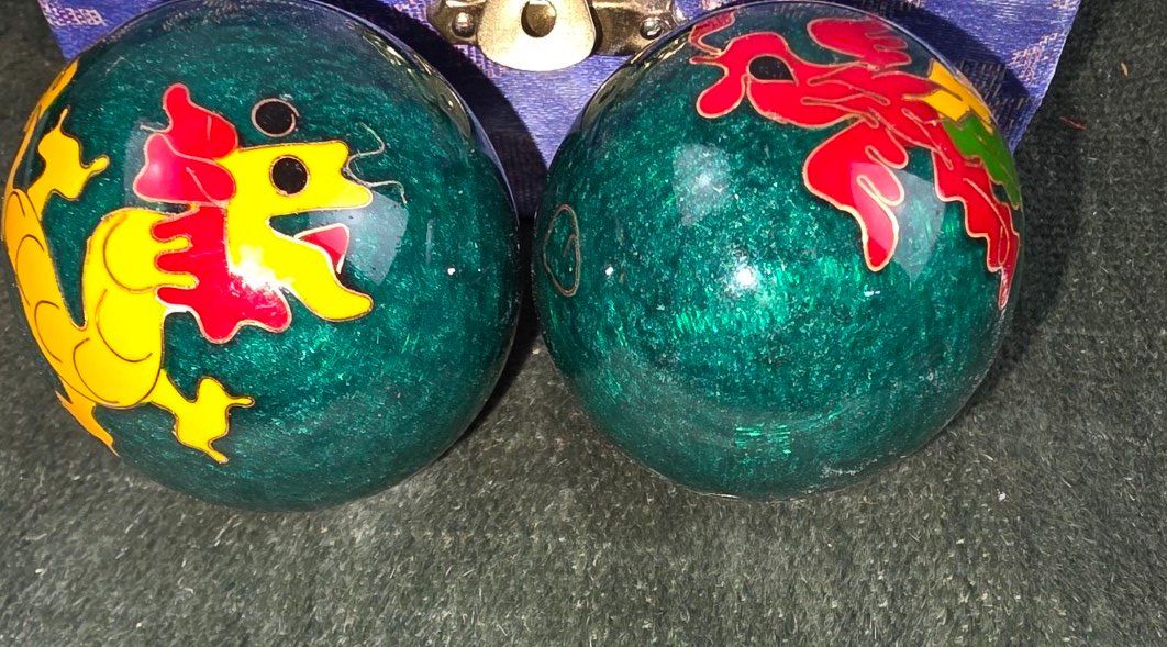 Dispositivi per massaggi: Qi-Gong Kugeln / Baoding Balls im Drachen-Design m. Box – Usato da Flums venduto da Flumsantik 1
