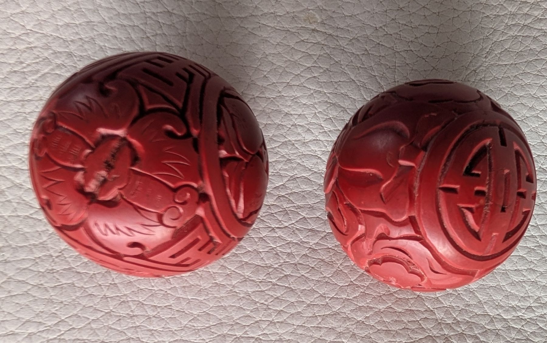 Alle Dekorationen: Chinesische Cinnabar Lack Kugeln, Durchmesser 4,5cm – Gebraucht aus Münsingen von Rehtre 1
