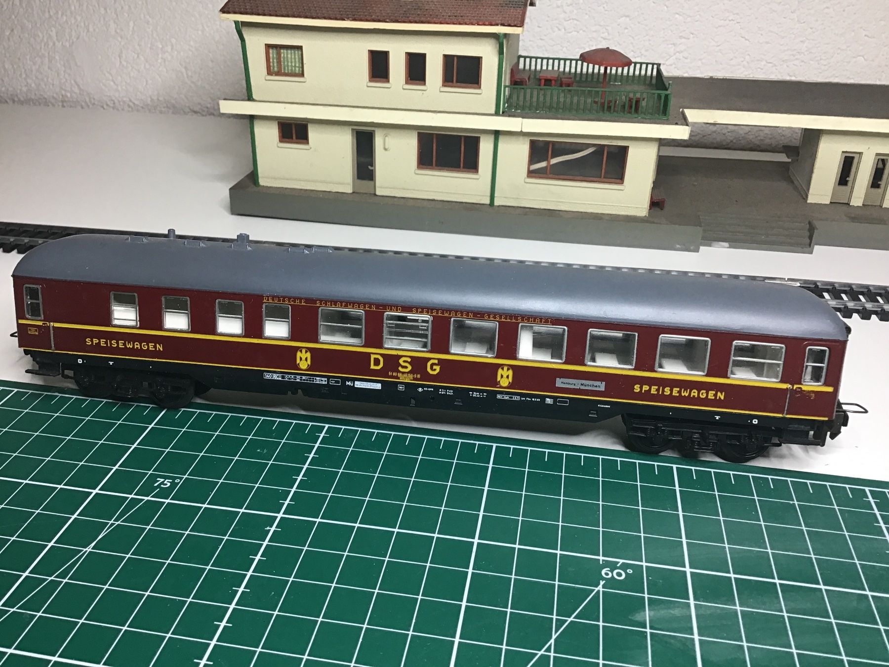 Trix Modelleisenbahnen: TRIX EXPRESS DSG PERSONENWAGEN H0 – Gebraucht aus Männedorf von Spezial-Modelle 1
