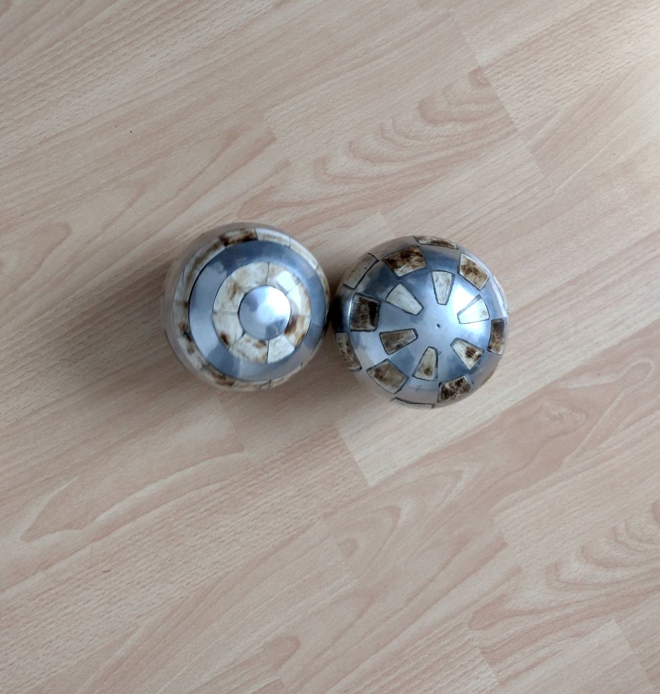 Tutte le decorazioni: DEKOR KUGELN HOLZ MIT SILBER – Usato da Romanshorn venduto da Stubsinator 3