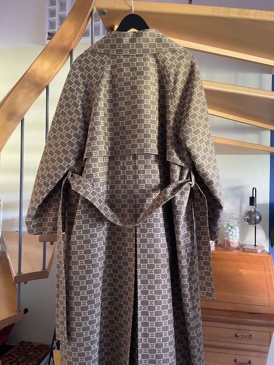 Escada Cappotti: ESCADA Luxuriöser Trenchcoat beige Monogramm – Nuovo (secondo la descrizione) da Zürich venduto da STYLEHAUS 3
