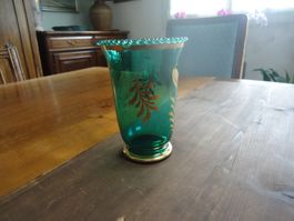Vase en verre turquoise foncé avec fleurs dorées