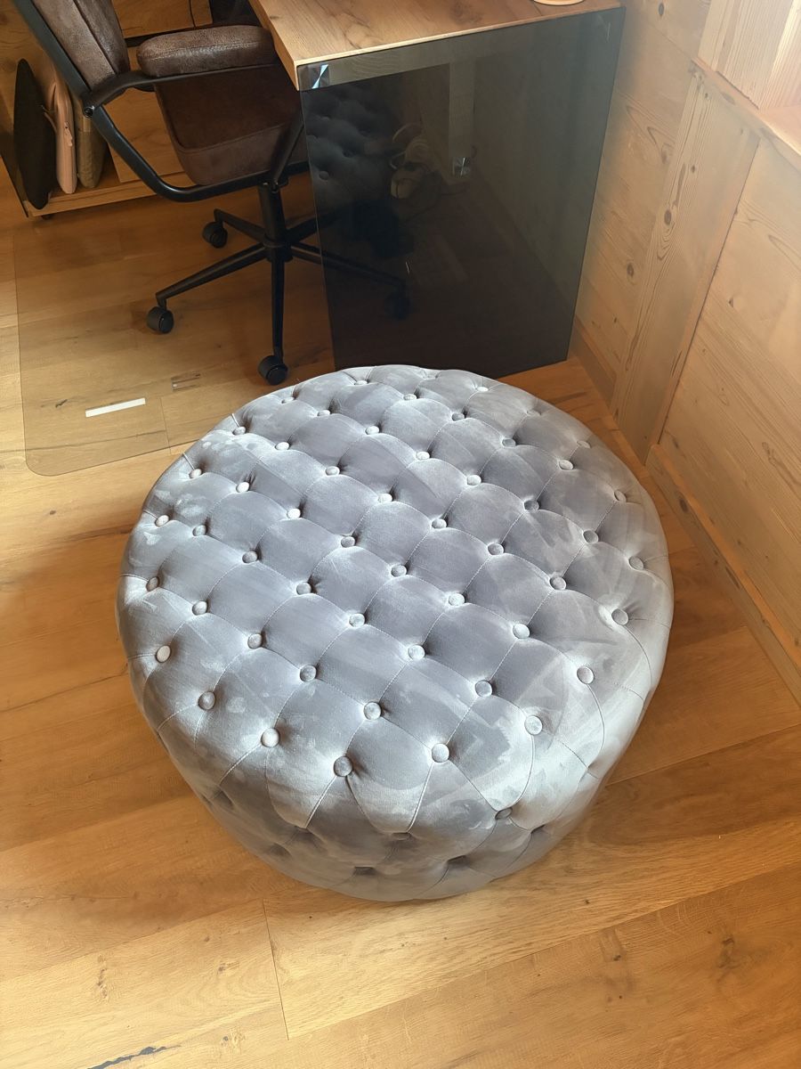 Hocker: Eleganter Samt-Hocker / Pouf in Grau – Gebraucht aus Oberdiessbach von Chachacha95 2