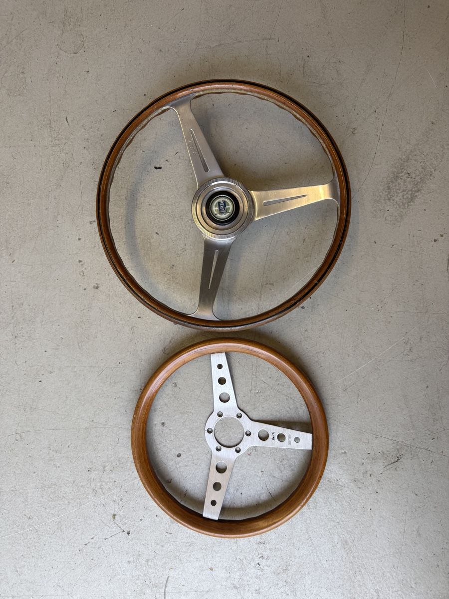 Tutti pezzi di ricambio auto: Zwei Lenkräder für Oldtimer – Usato da Gossau ZH venduto da jjdrive