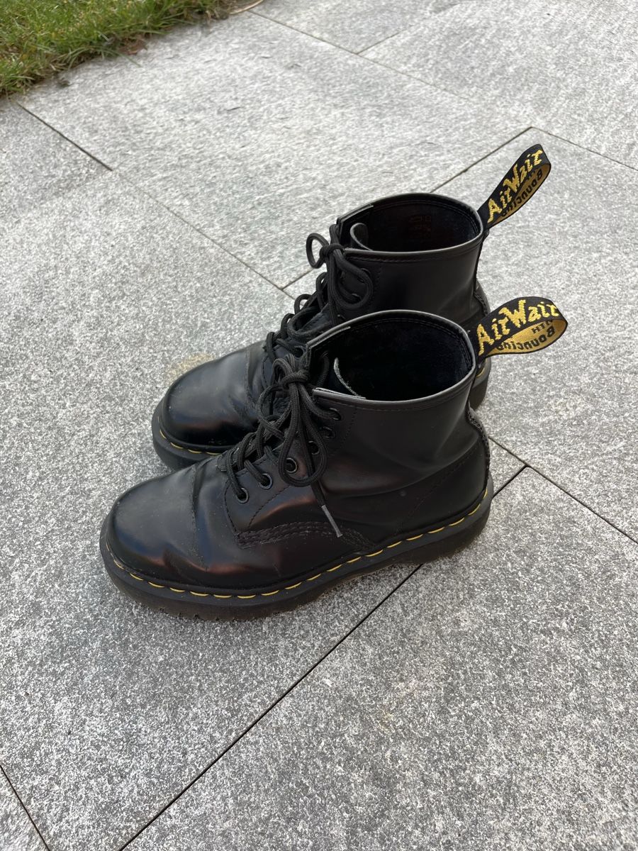 Dr. Martens Scarpe da donna: Dr. Martens black leather boots  – Usato da Unterseen venduto da kellyrochin