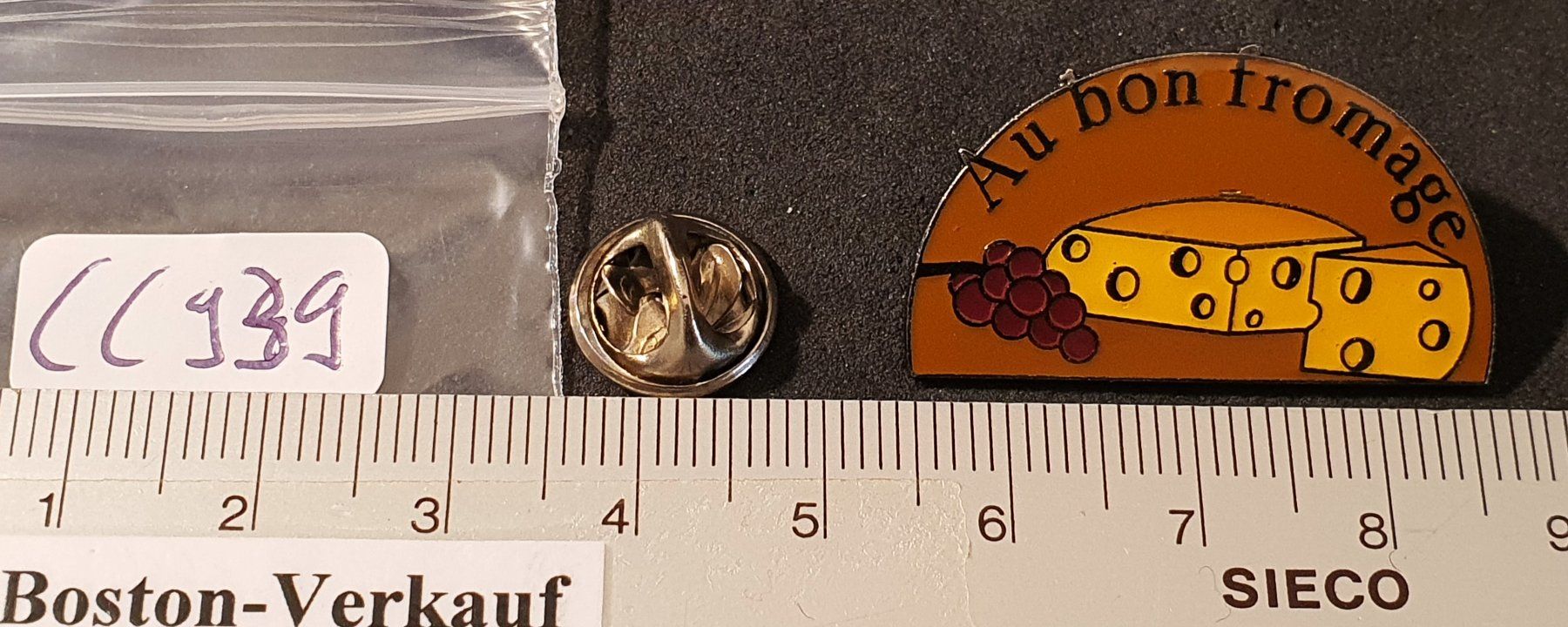Placchette & Badge: CC939 - Pin Au bon fromage Trauben & Käse – Usato da Reinach BL venduto da Boston-Verkauf 1