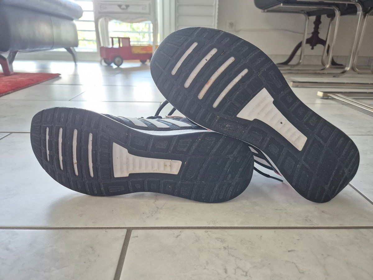 Adidas Chaussures femmes: Adidas Turnschuhe, Grösse 42 dunkelblau – D'occasion à Thun par Sheepli 1