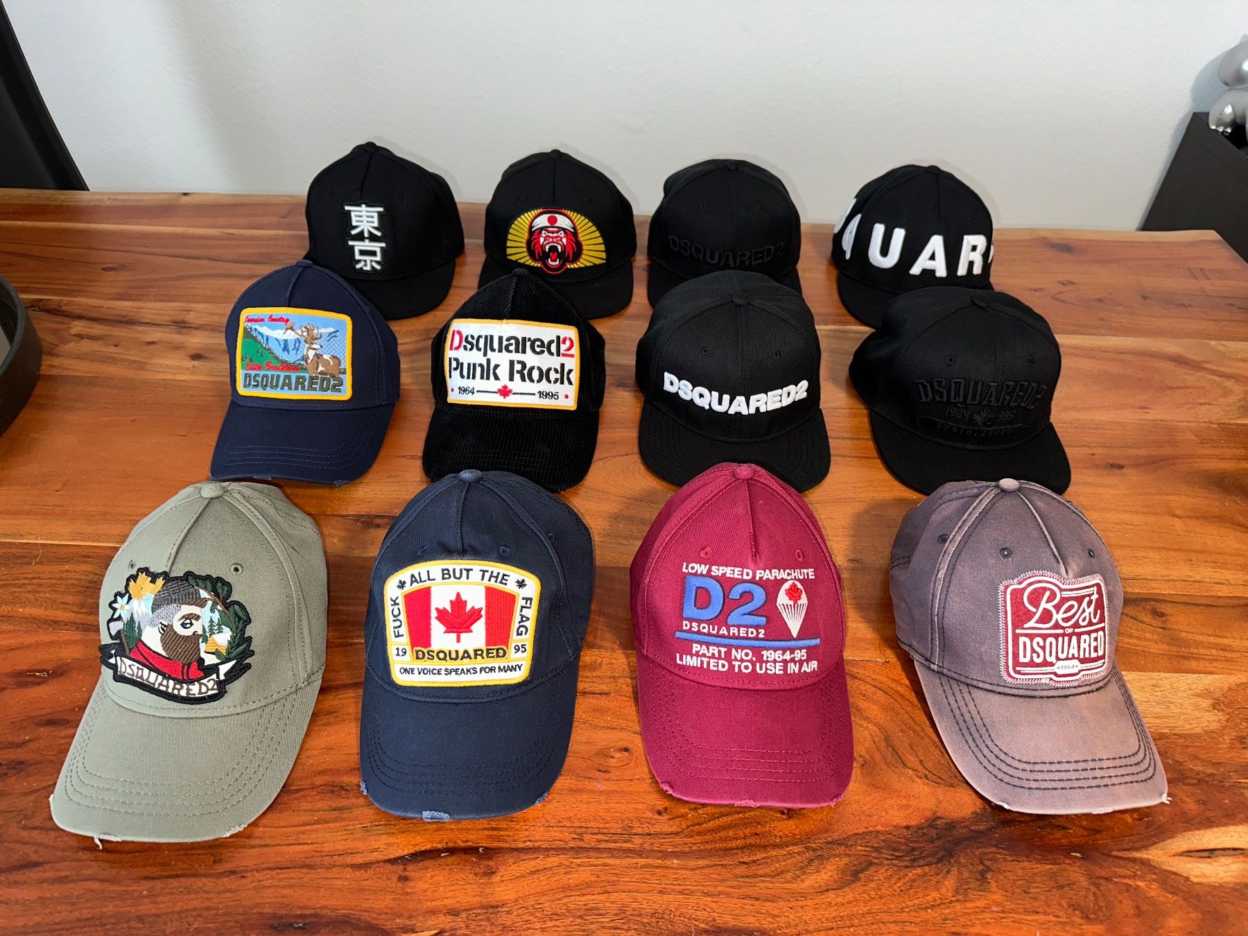Dsquared2 Copricapi, berretti & cappellini: Dsquared2 Cap-Set - 12 Stück – Usato da Zürich venduto da swizzmember