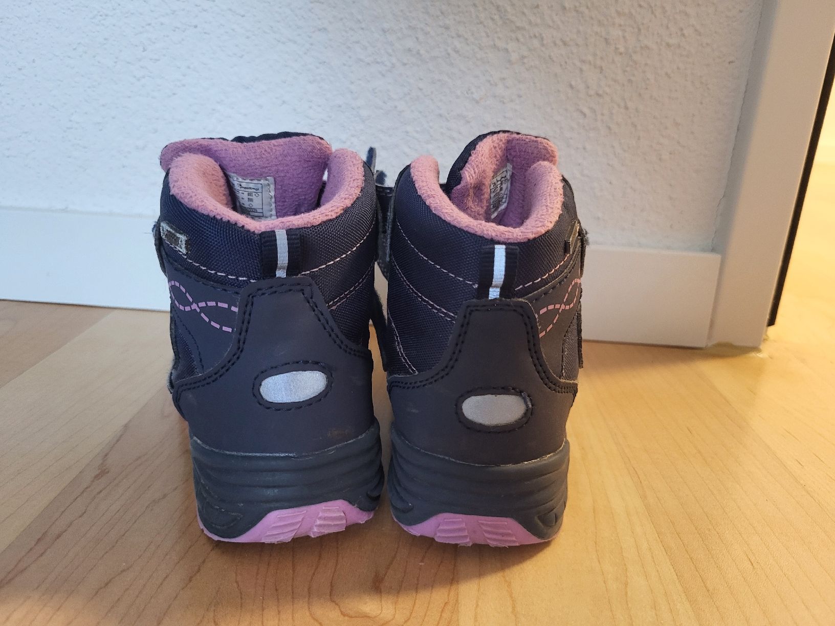 Scarpe per ragazze: Impidimpi Gr. 26 Wanderschuhe Winterstiefel Wasserdicht Top – Usato da Nänikon venduto da Skin-Beauty 1