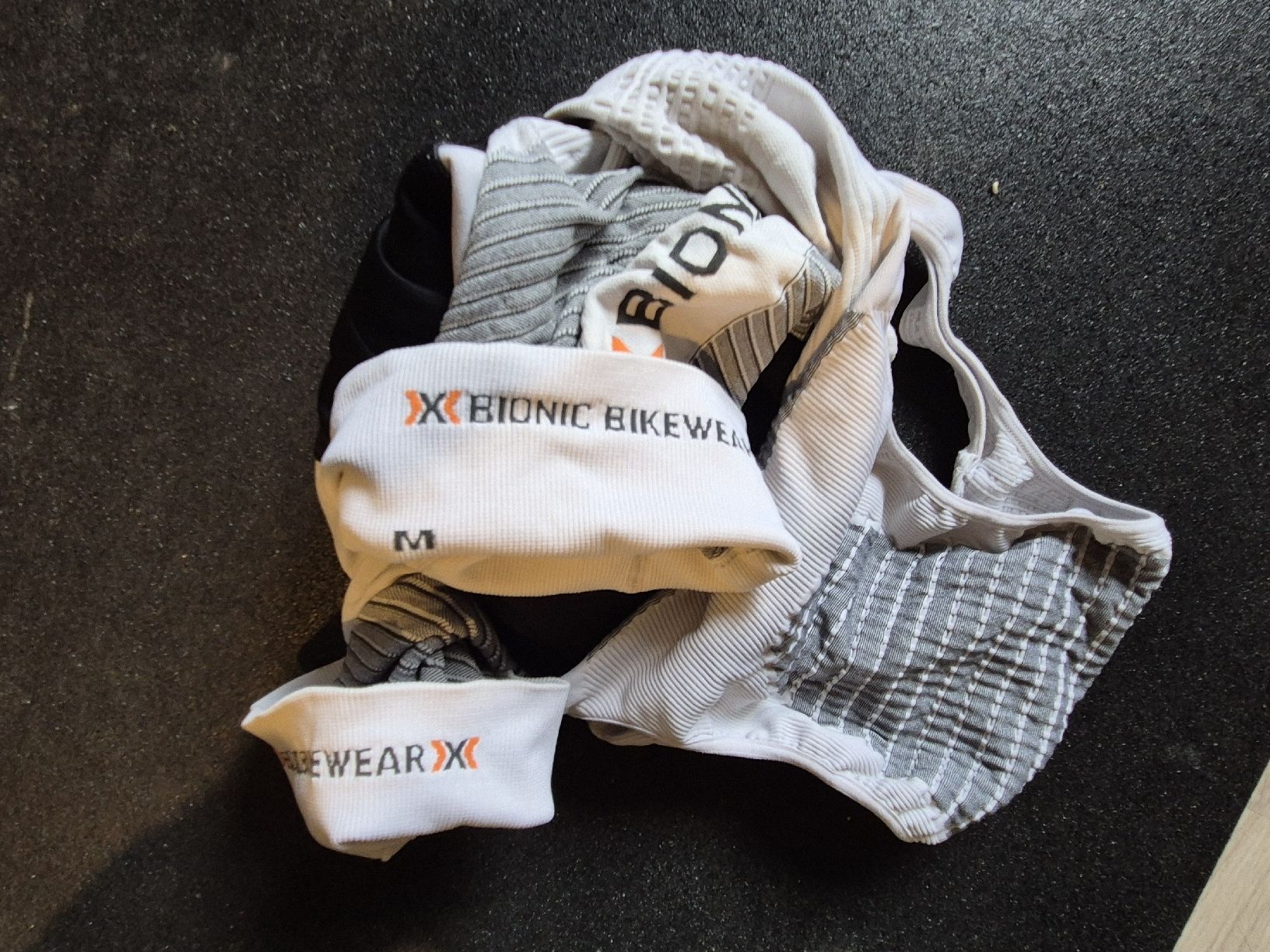 X-bionic Pantaloni: Radhose X Bionic Weiss/Schwarz gebraucht, Grösse M – Usato da Chur venduto da olipue 5