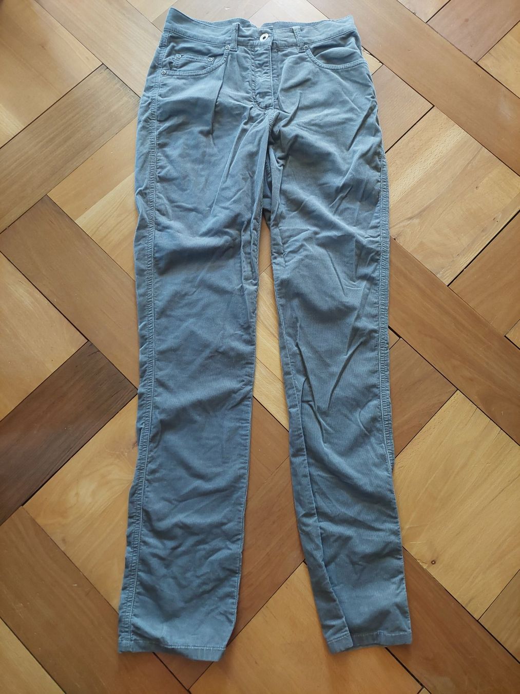 Hosen: Enna Feincordhose Kiesel Grösse 36 – Neu (gemäss Beschreibung) aus Beckenried von Havacola