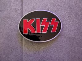 KISS Gurtschnalle aus Metall