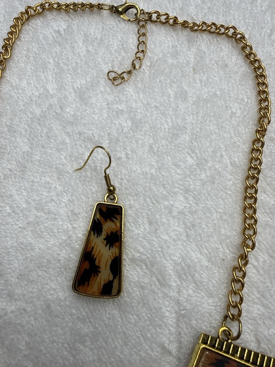 Altri gioielli: Collier et boucles d'oreilles imprimé léopard neuf – Nuovo e nell'imballaggio originale da Chenens venduto da anasantos90 3