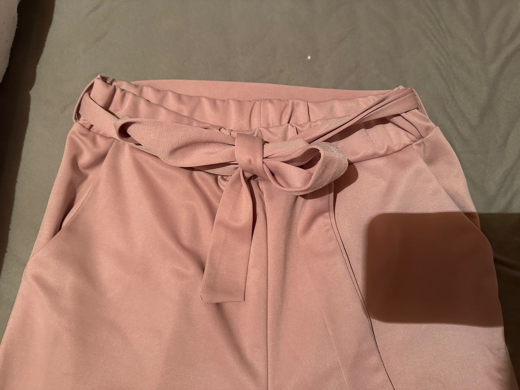 Pantaloni: Rosa Stoffhose mit Gürtel  /  Grösse: 36 – Usato da Oberhofen Thun'see venduto da ClaudiaKelesh 1