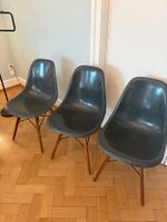 3 Eames Fiberglass Chairs inkl. einer Schale