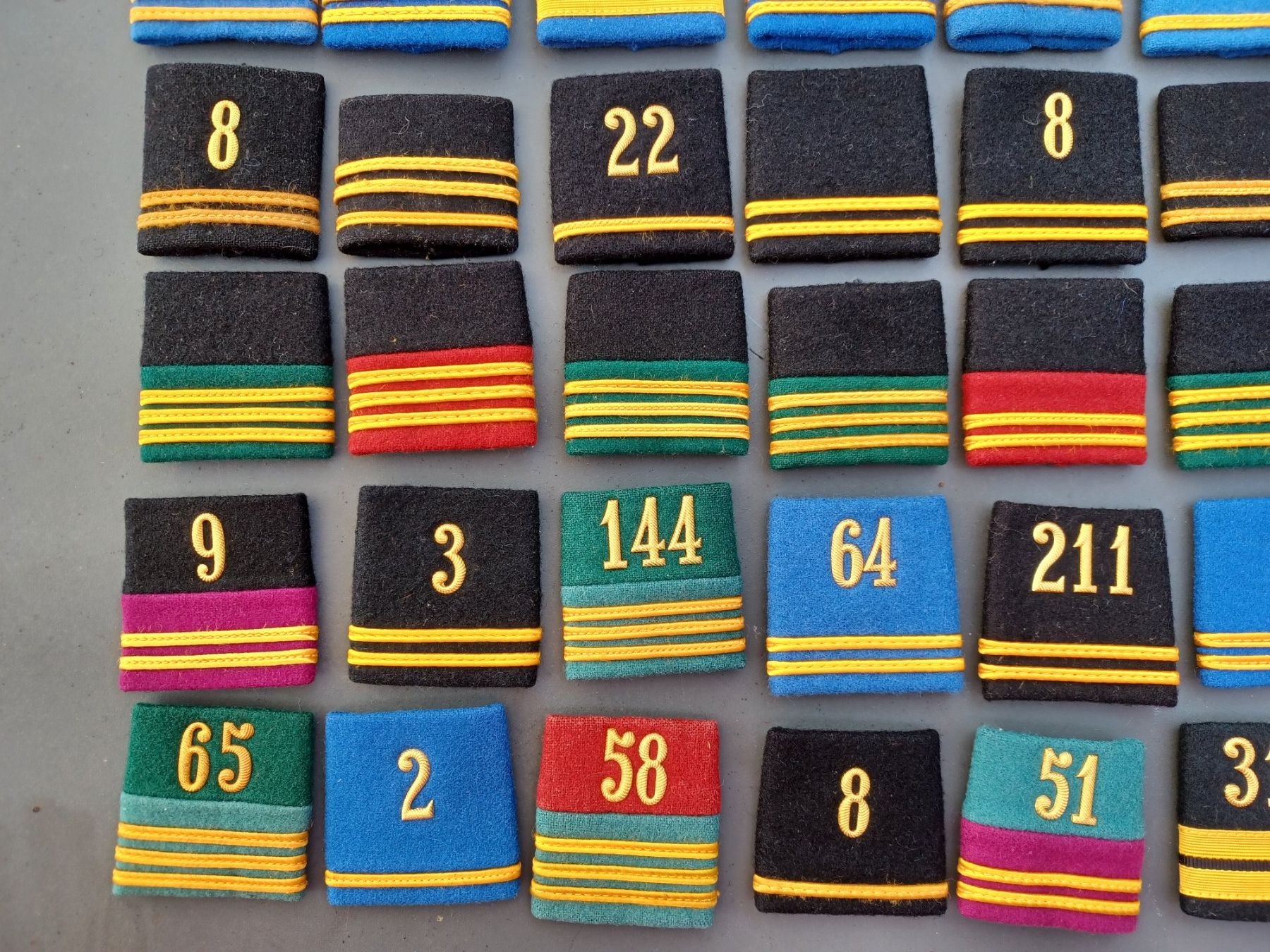 Schweizer Armee Uniformen: 80 Gradabzeichen, Patten, Offiziere, Einzelstücke – Gebraucht aus Horw von Mikesch108 3