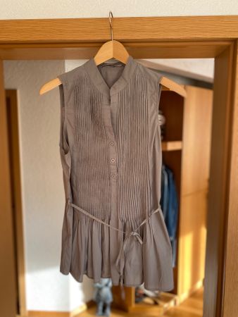 Plissee Damenbluse in grau mit feiner Gürtel