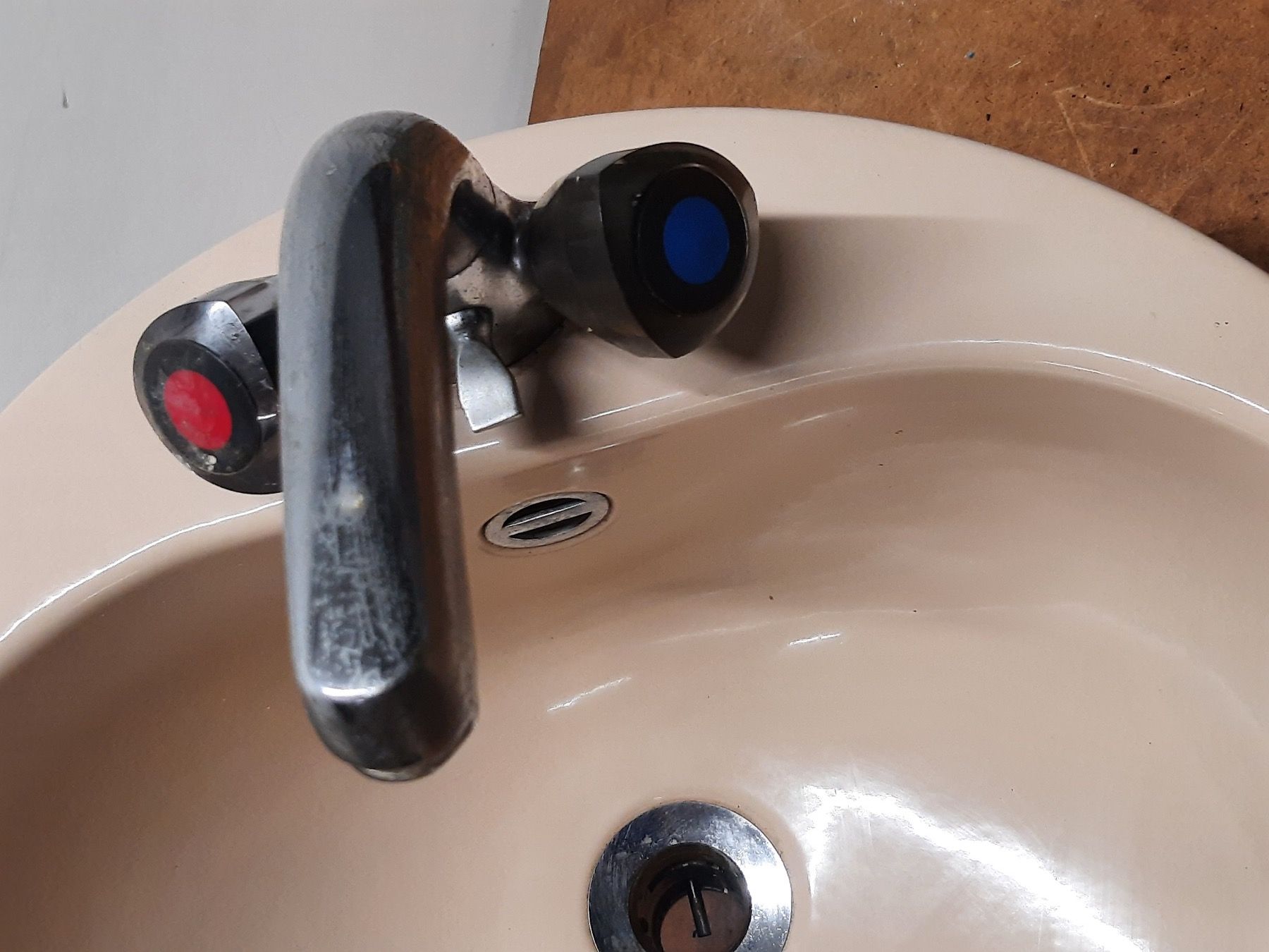 Spülbecken & Waschbecken: Lavabo mit Armatur Email / Emaille – Gebraucht aus Winterthur von ReUse_Baumarkt 2