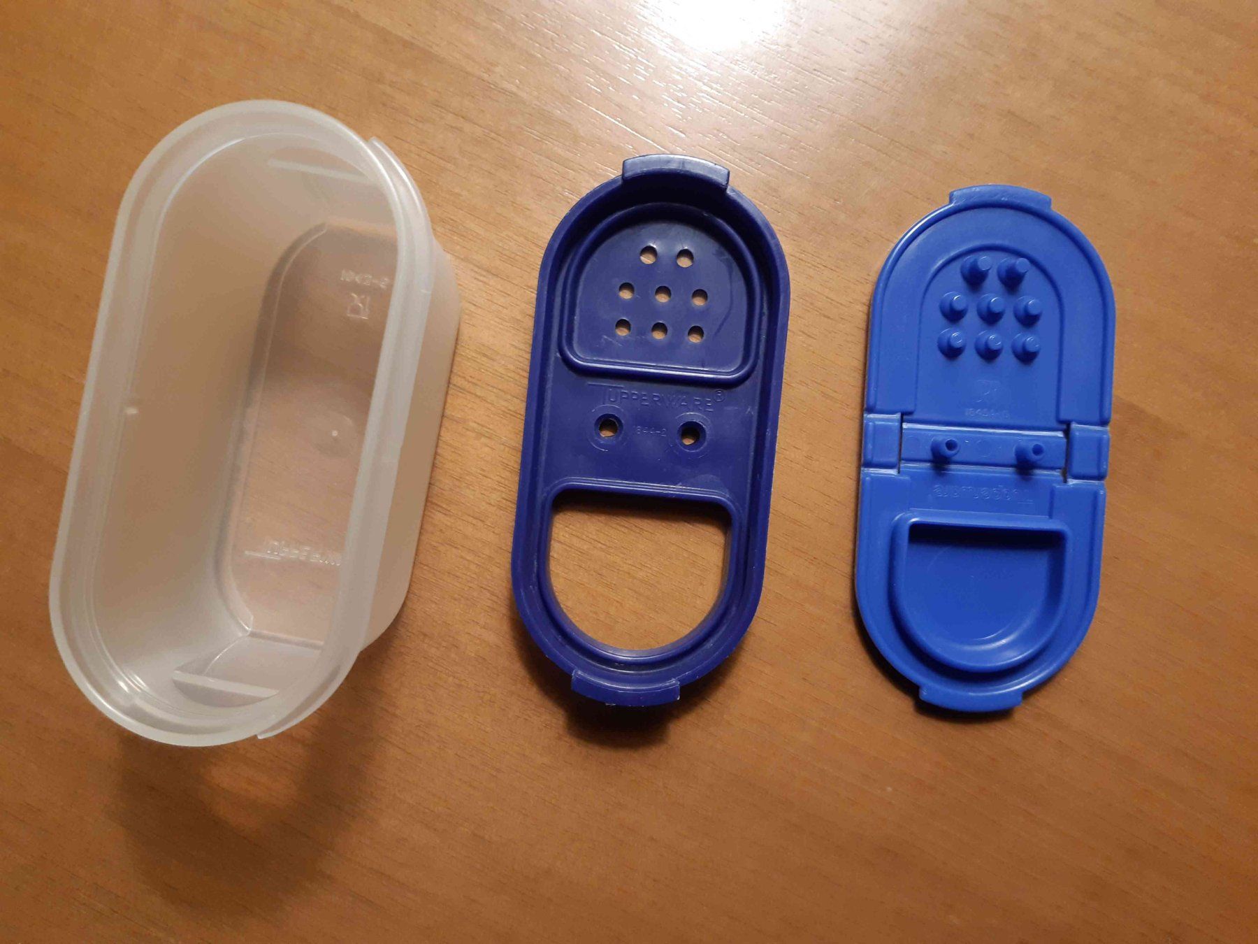 Tupperware Contenitori & Simili: Tupperware Gewürzstreuer blau transparent – Usato da Windisch venduto da Re_ 1