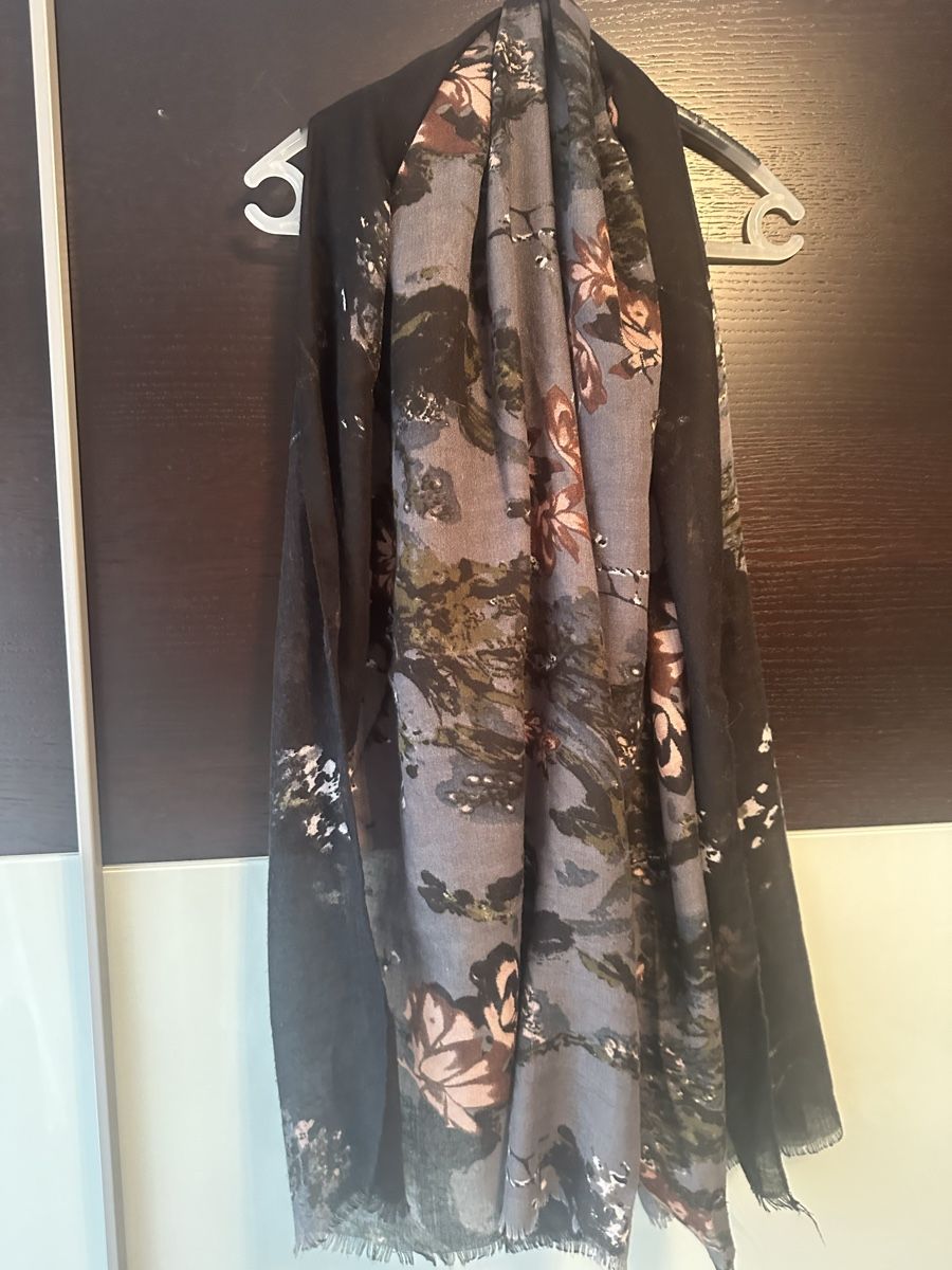 Foulard & Sciarpe: Herbstlicher Schal mit Blumenmuster, schwarz/grau – Usato da Altendorf venduto da Eastwick4 1