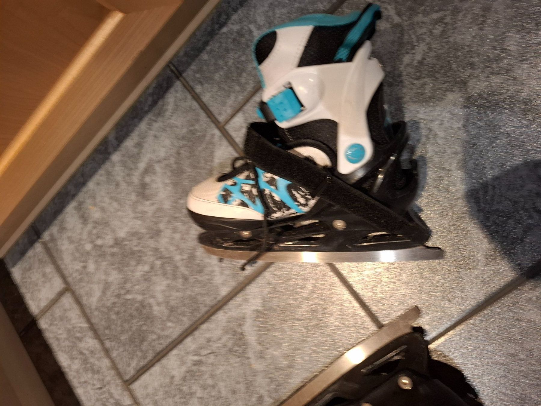 Patins à glace: KINDER SCLITTSCHUHE GRÖSSE 33 – D'occasion à Langnau i. E. par Superseven69 2